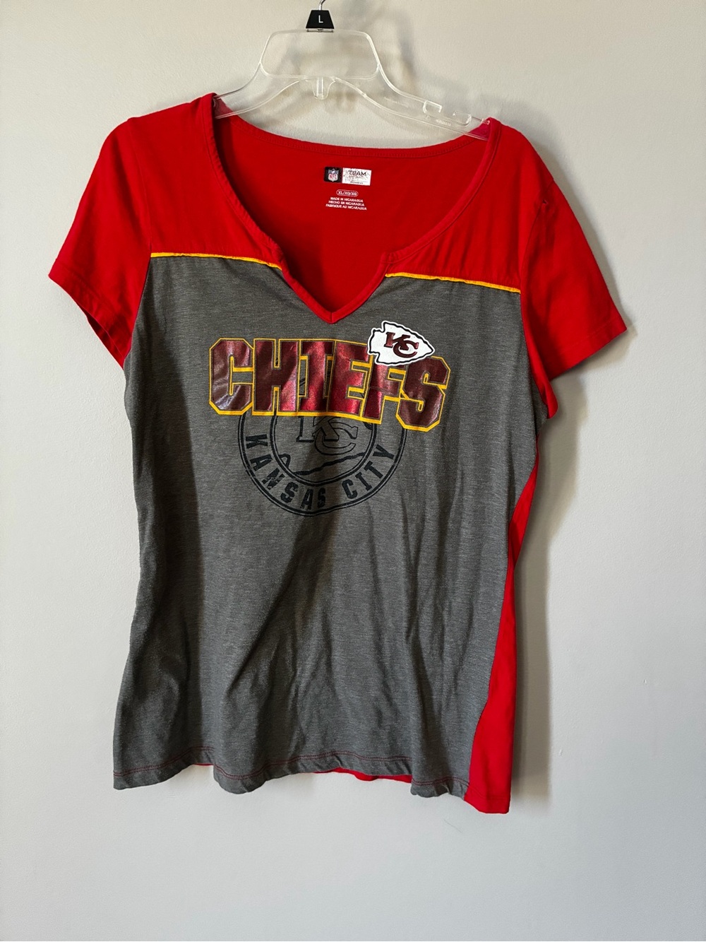 NFL Team Apparel Kansas City Chiefs Women’s V-Neck T-Shirt Size XL